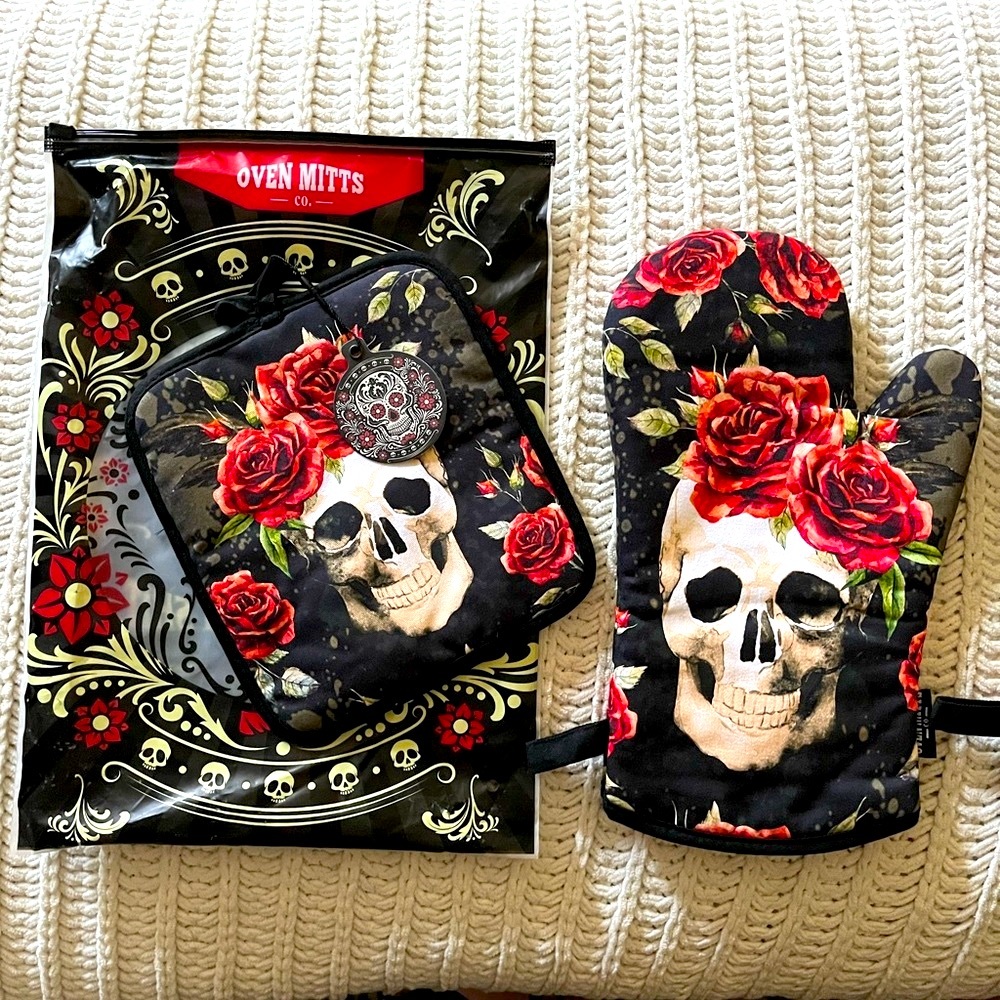 🌹Skulls & Roses Red Black Moody Cotton Printed Halloween Kitchen Oven Mitts🌹 - Picture 2 of 15